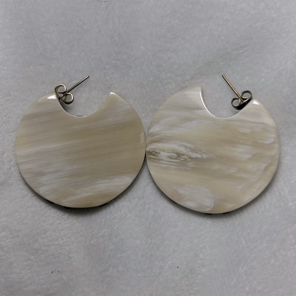 Polished Shell Earrings w/Gold Filled Stripes Sz OS ✨Makes for a Beautiful Gift✨ - Picture 3 of 3